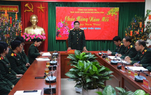 Trung tướng Nguyễn Văn Gấu kiểm tra các cơ quan, đơn vị
