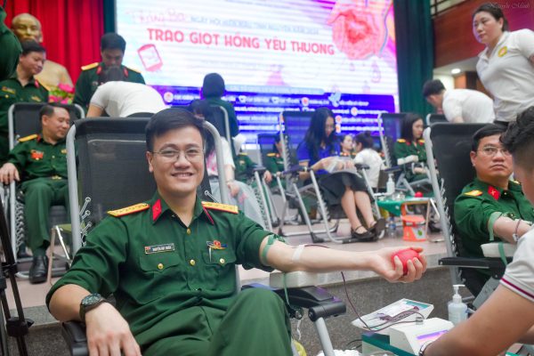 Rộn ràng ngày hội hiến máu “Tháng Ba trao giọt hồng yêu thương”