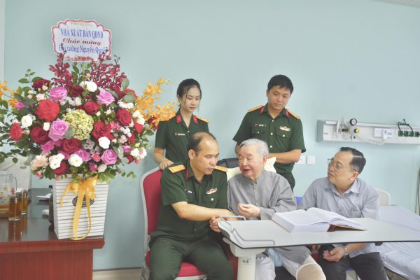 Ban Giám đốc Nhà xuất bản QĐND thăm, chúc sức khỏe Đại tướng Nguyễn Quyết
