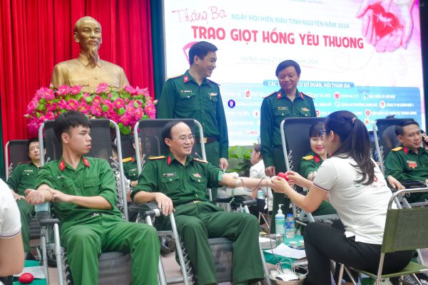 Rộn ràng ngày hội hiến máu “Tháng Ba trao giọt hồng yêu thương”