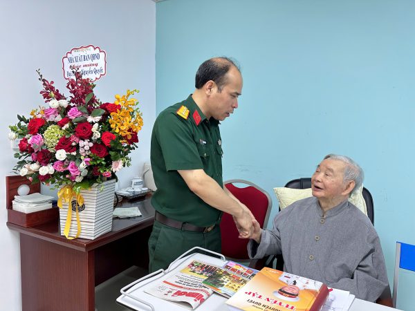 Ban Giám đốc Nhà xuất bản QĐND thăm, chúc sức khỏe Đại tướng Nguyễn Quyết
