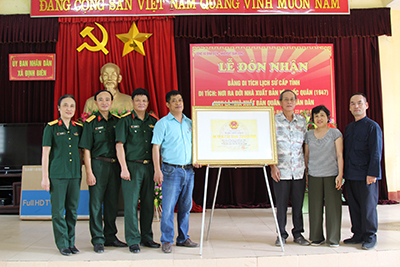 Nhà xuất bản Quân đội nhân dân  đón nhận Bằng di tích Nơi ra đời tại ATK Định Hóa, Thái Nguyên