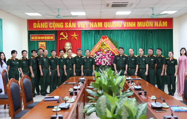 Bộ Quốc phòng và Tổng cục Chính trị chúc mừng 74 năm Ngày truyền thống của Nhà xuất bản Quân đội nhân dân (11/7/1950 - 11/7/2024)
