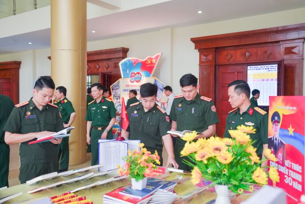 Ra mắt bộ sách Kỷ niệm 50 năm Ngày Giải phóng miền nam, thống nhất đất nước