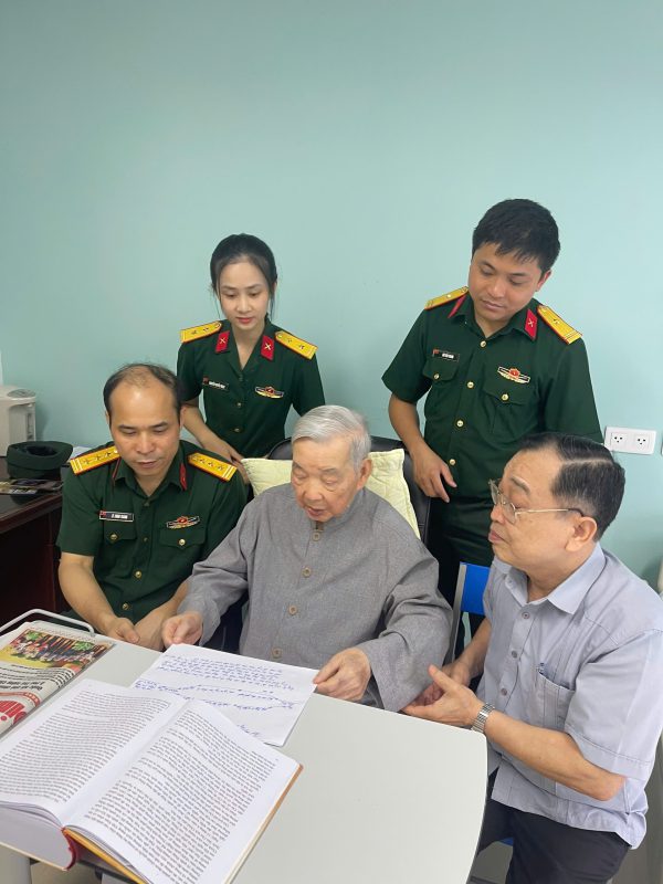Ban Giám đốc Nhà xuất bản QĐND thăm, chúc sức khỏe Đại tướng Nguyễn Quyết