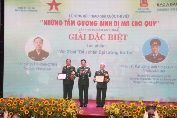 Trưng bày Bộ sách “Những tấm gương bình dị mà cao quý” tại lễ Tổng kết và trao giải lần thứ 15 (2023-2024) với chủ đề "Dấu ấn bộ đội thời bình