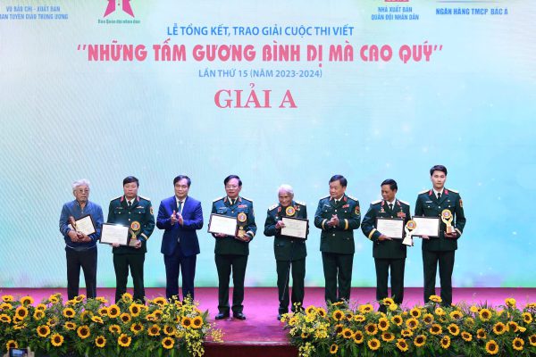 Trưng bày Bộ sách “Những tấm gương bình dị mà cao quý” tại lễ Tổng kết và trao giải lần thứ 15 (2023-2024) với chủ đề "Dấu ấn bộ đội thời bình