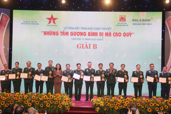 Trưng bày Bộ sách “Những tấm gương bình dị mà cao quý” tại lễ Tổng kết và trao giải lần thứ 15 (2023-2024) với chủ đề "Dấu ấn bộ đội thời bình