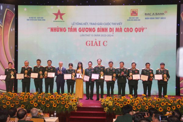 Trưng bày Bộ sách “Những tấm gương bình dị mà cao quý” tại lễ Tổng kết và trao giải lần thứ 15 (2023-2024) với chủ đề "Dấu ấn bộ đội thời bình