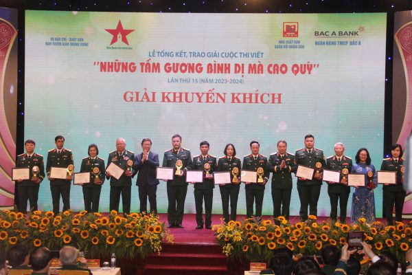 Trưng bày Bộ sách “Những tấm gương bình dị mà cao quý” tại lễ Tổng kết và trao giải lần thứ 15 (2023-2024) với chủ đề "Dấu ấn bộ đội thời bình