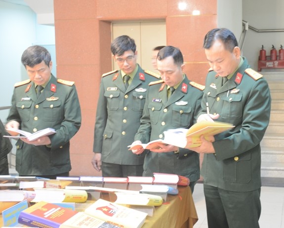 Nhà xuất bản Quân đội nhân dân giới thiệu sách và gặp mặt cộng tác viên