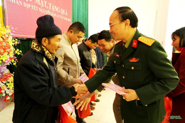 Nhà xuất bản Quân đội nhân dân tặng quà Tết tại Định Biên (Thái Nguyên)