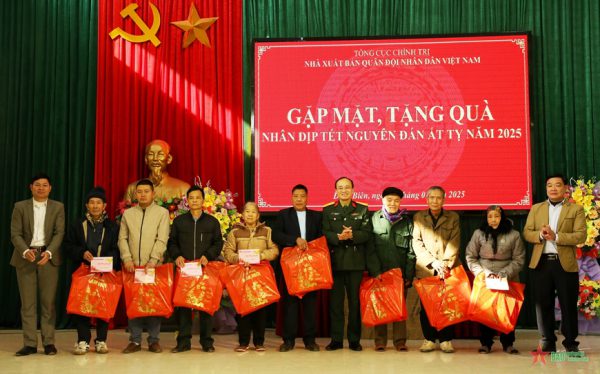 Nhà xuất bản Quân đội nhân dân tặng quà Tết tại Định Biên (Thái Nguyên)
