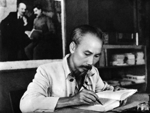 Chủ tịch Hồ Chí Minh với cán bộ, nhân viên Nhà xuất bản Quân đội nhân dân