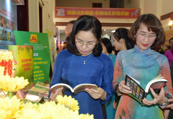 Nhà xuất bản Quân đội nhân dân trưng bày sách tại Điện Biên Phủ
