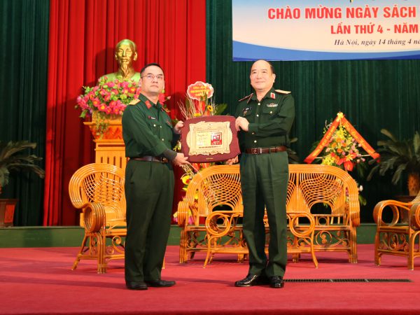 GIAO LƯU CHÀO MỪNG NGÀY SÁCH VIỆT NAM TẠI TRƯỜNG SĨ QUAN LỤC QUÂN 1