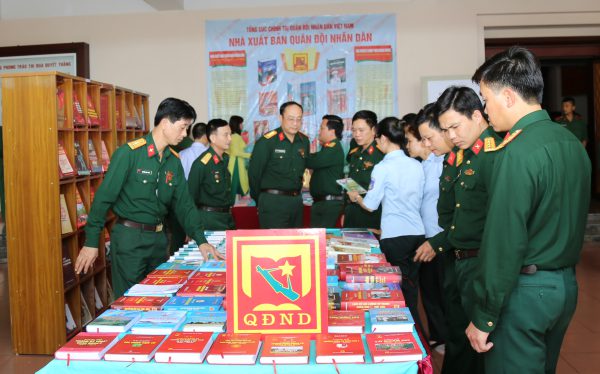 GIAO LƯU CHÀO MỪNG NGÀY SÁCH VIỆT NAM TẠI TRƯỜNG SĨ QUAN LỤC QUÂN 1