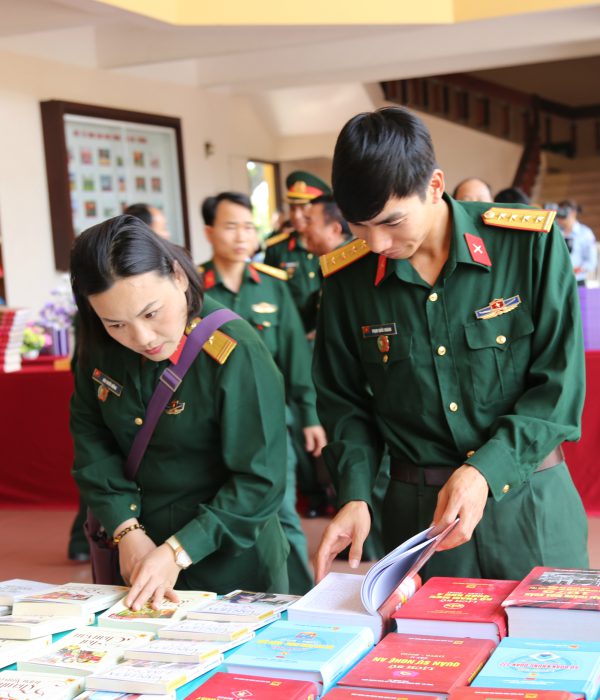 GIAO LƯU CHÀO MỪNG NGÀY SÁCH VIỆT NAM TẠI TRƯỜNG SĨ QUAN LỤC QUÂN 1