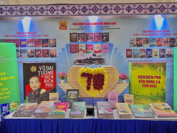 Nhà xuất bản Quân đội nhân dân trưng bày sách tại Điện Biên Phủ
