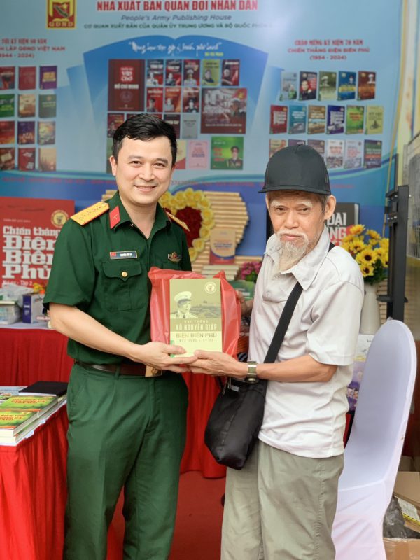 Nhà xuất bản Quân đội nhân dân tham gia hội sách tại Văn Miếu – Quốc Tử  Giám