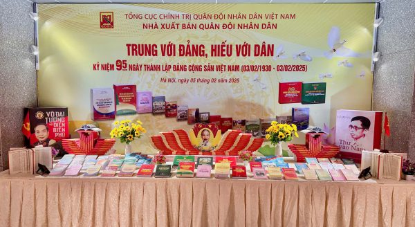 Trưng bày sách với chủ đề “Trung với Đảng, hiếu với dân”