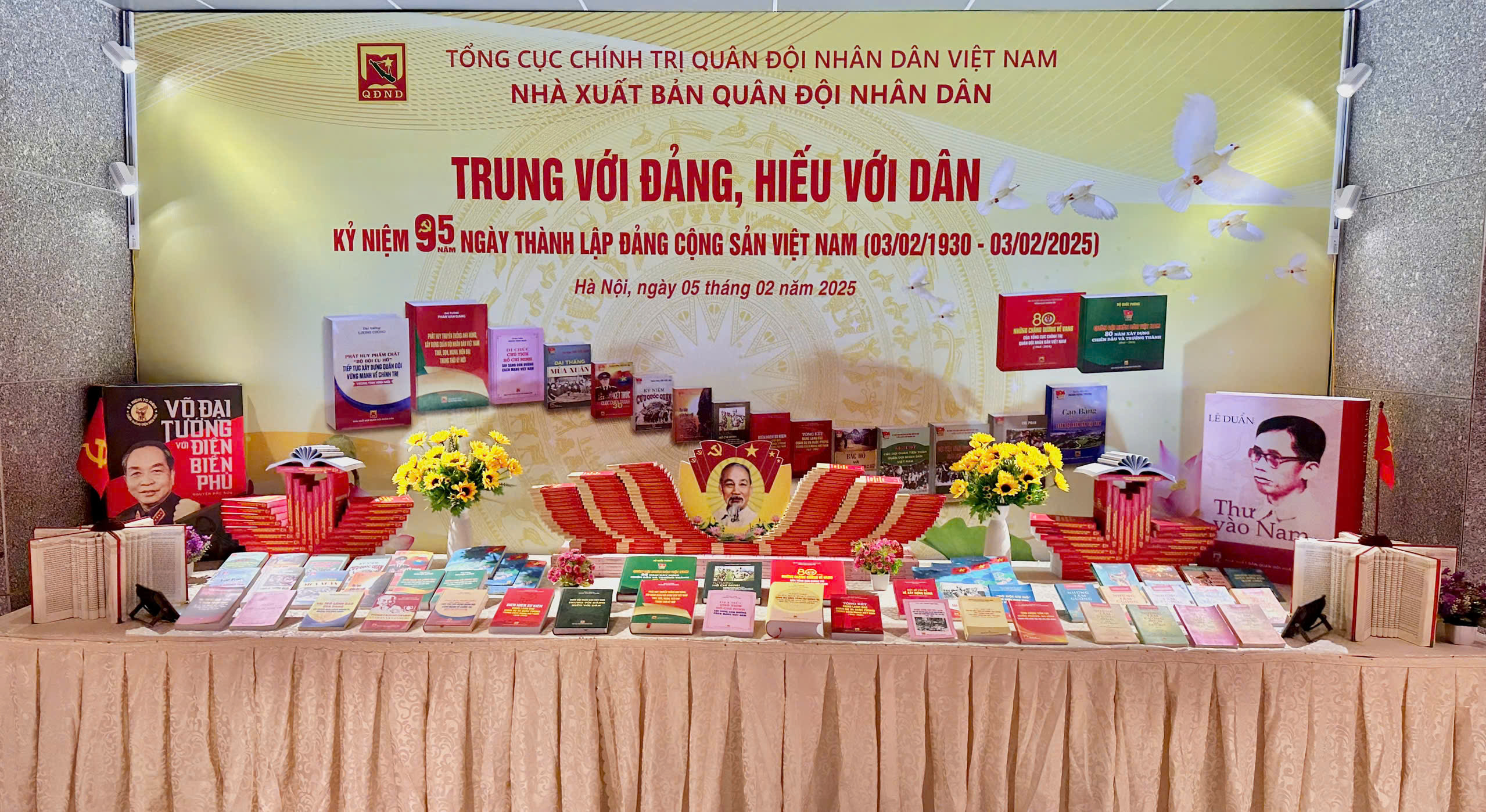 Trưng bày sách với chủ đề “Trung với Đảng, hiếu với dân”