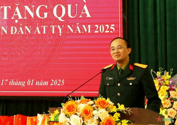 Nhà xuất bản Quân đội nhân dân tặng quà Tết tại Định Biên  (Thái Nguyên)