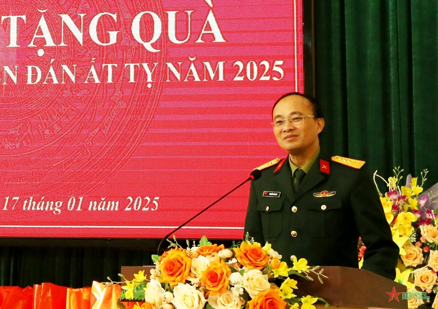 Nhà xuất bản Quân đội nhân dân tặng quà Tết tại Định Biên  (Thái Nguyên)