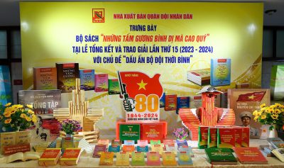 Trưng bày Bộ  sách “Những tấm gương bình dị mà cao quý” tại lễ Tổng kết và trao giải lần thứ  15 (2023-2024) với chủ đề "Dấu ấn bộ đội thời bình