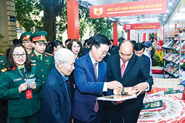 Bạn đọc tìm hiểu sách tại gian trưng bày của Nhà xuất bản