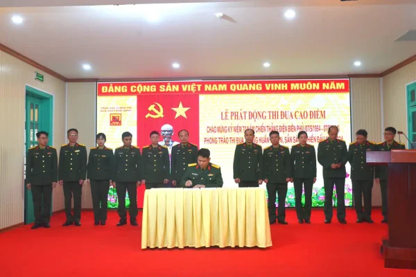 Cán bộ, nhân viên Nhà xuất bản Quân đội nhân dân trong một hội nghị của đơn vị