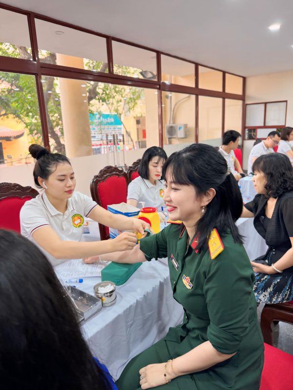 Rộn ràng ngày hội hiến máu “Tháng Ba trao giọt hồng yêu thương”