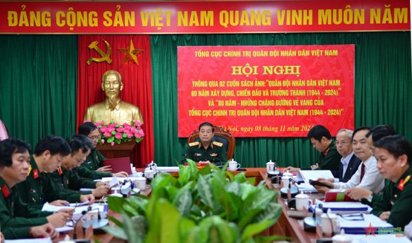 Trung tướng Trương Thiên Tô chủ trì hội nghị thông qua hai cuốn sách ảnh