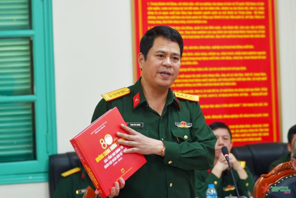 Trung tướng Trương Thiên Tô chủ trì hội nghị thông qua hai cuốn sách ảnh