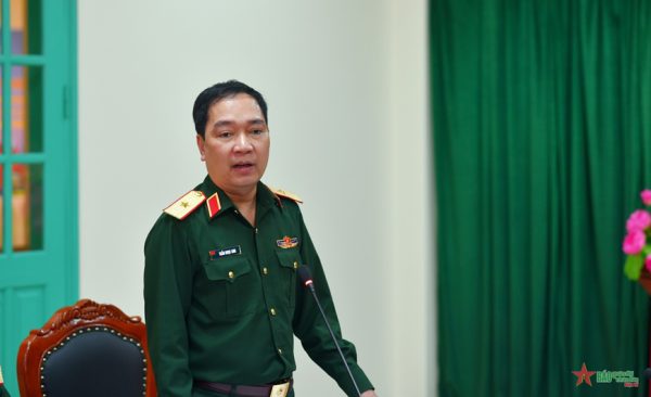 Trung tướng Trương Thiên Tô chủ trì hội nghị thông qua hai cuốn sách ảnh
