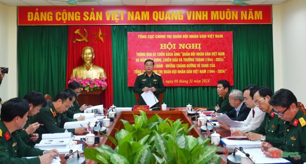 Trung tướng Trương Thiên Tô chủ trì hội nghị thông qua hai cuốn sách ảnh