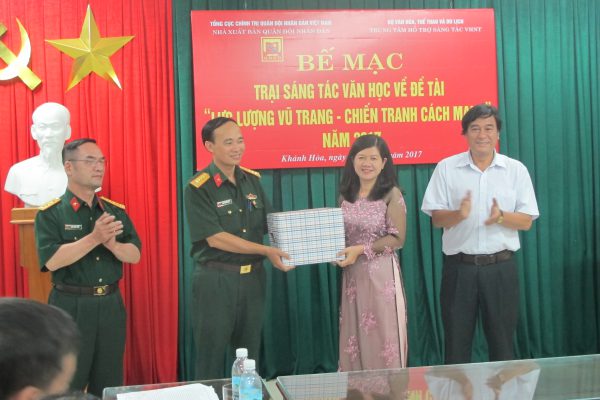 Bế mạc trại sáng tác văn học về đề tài “lực lượng vũ trang - chiến tranh cách mạng” năm 2017