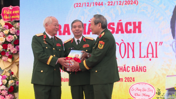 Ra mắt cuốn  sách “Những điều còn lại” của Trung tướng Phùng Khắc Đăng